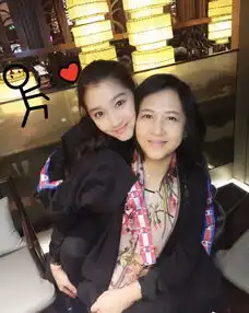 关晓彤喂妈妈吃东西和妈妈甜蜜过似情人节,还接了几缕白头发
