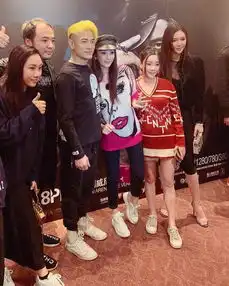 郭富城携网红娇妻在街头秀恩爱,一身小香风粗腰肌肉腿抢镜
