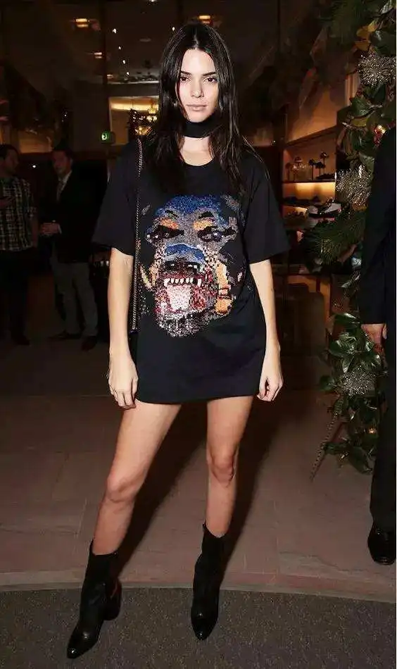 今年流行的5种黑色t恤穿搭,时尚又显瘦,简直是女生的福音
