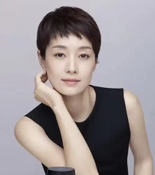 许久未见的马伊琍,身穿藏青色刺绣片装饰西服套装,短发干练清爽
