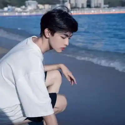 乖乖的看起来很干净的帅气男头高冷又超级帅气的很精神的男头
