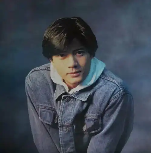 他带着自己的妻子一块儿拜年,而妻子的肚子却十分抢镜头
