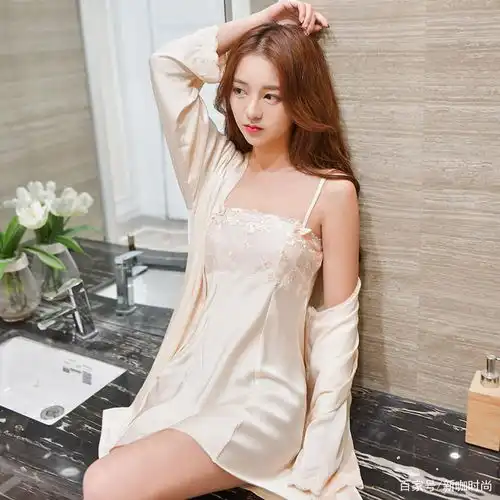 国际超模就是不一般,何穗睡衣风造型慵懒又时尚,这身材好到爆
