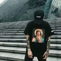 qq头像霸气范纹身男社会人不如与我一起做个坏人
