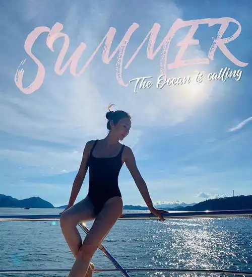 49岁黎姿和林保怡自拍,两人笑容灿烂,黎姿依旧甜美有少女感
