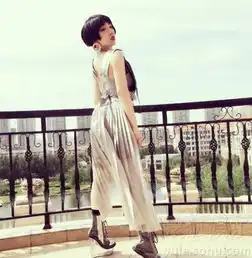 短发女人也可以性感吴莫愁露背展现成熟风
