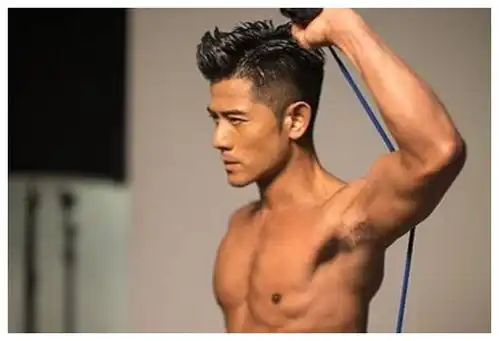 男明星的腹肌照,彭于晏郭富城诠释型男,王宝强证明努力的结果
