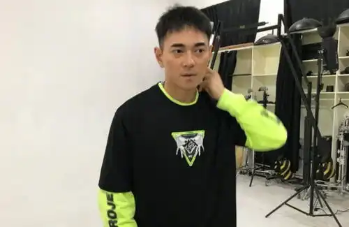 李晨升级做奶爸饭后夫妇甜蜜散步,孕肚凸起孕味十足
