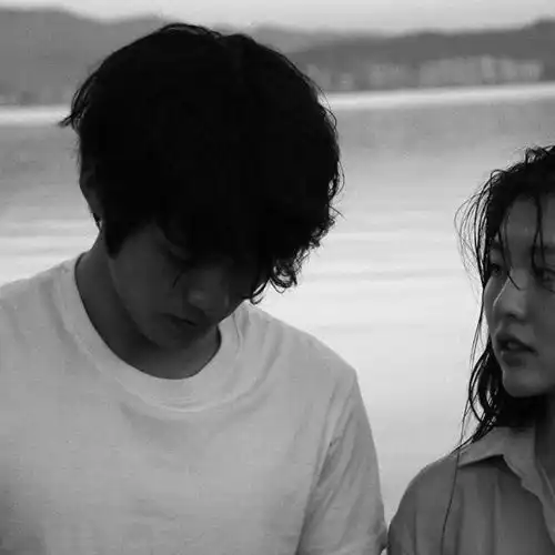 真人情侣头像黑白风格
