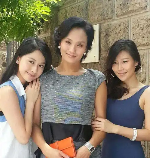 上海阔太专业户李颖色选靓丽,发不过胸,到老都优雅贵气
