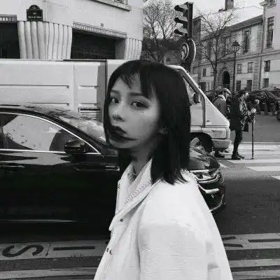 女生微信头像黑白霸气十足,我在忧愁时想你
