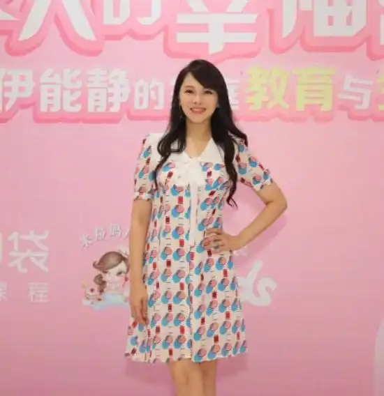 伊能静对自己可真狠50岁硬是穿得比15岁还嫩,叫00后咋活
