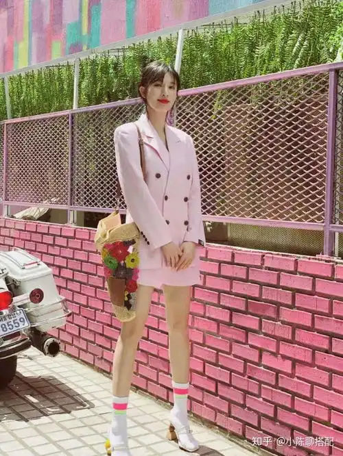 34岁张俪齐肩短发现身,西装搭配帅气满分,少女气息扑面而来
