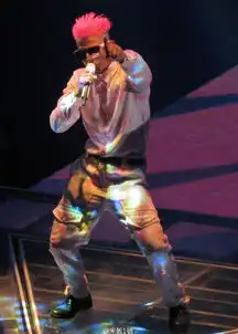 郭富城顶红发开唱51岁仍有八块腹肌5
