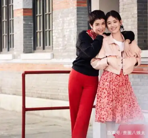 马思纯蒋雯丽街拍似姐妹花,袁弘张歆艺同框大撒狗粮
