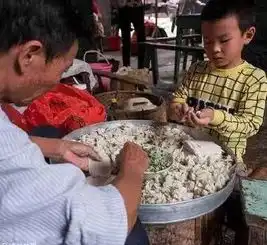 穷人的孩子早当家瑞金8岁留守儿童帮爷爷奶奶干活,一天包上万个馄饨感动无数网友
