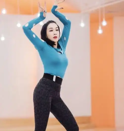 54岁钟丽缇用珠圆玉润的身材,打了多少内娱白幼瘦的脸
