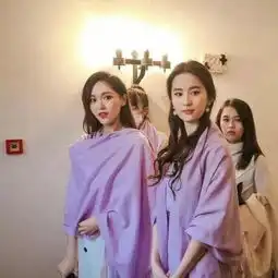 唐嫣昨晚连晒6张与刘亦菲亲密照,网友不是塑料姐妹花是真闺蜜
