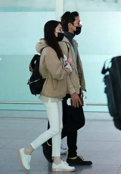 明星机场秀恩爱甜腻了,手牵手情侣装是标配,张若昀唐艺昕是例外
