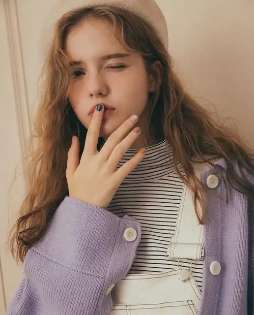 俄罗斯这位模特颜值太高,像精致的洋娃娃,私服时髦高级很有feel
