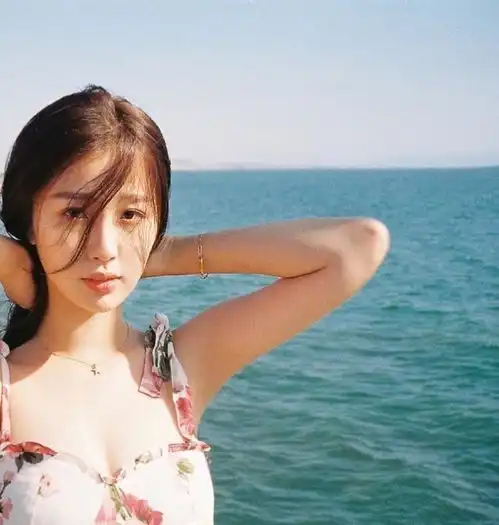 盘点女明星穿吊带,虞书欣可爱,倪妮风情万种,而红裙的她最惊艳
