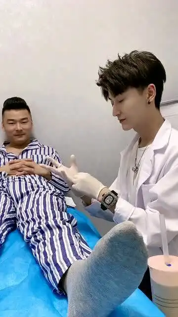 喝个奶茶,男医生和女护士还要在病人面前撒狗粮
