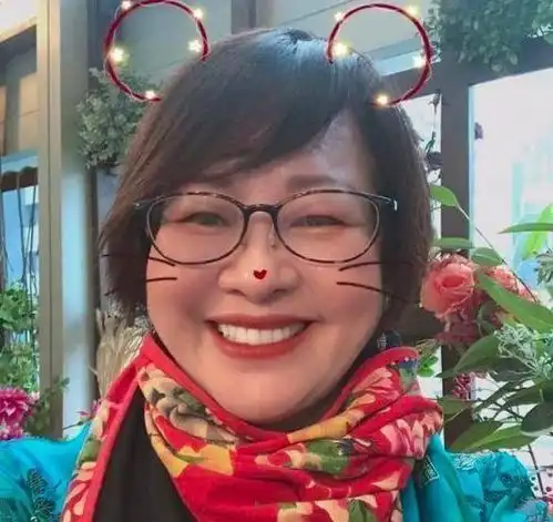 5位宠爱二婚娇妻的男星,甄子丹财产全给妻子,张丰毅更宠继女
