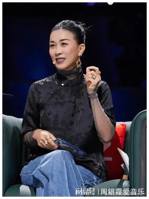 那英夫妇亮相同框,孟桐穿军绿棉衣神情严肃,那英穿红衣很是抢镜
