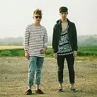 qq头像我还是那么幼稚而疯狂的施倪月吗男生兄弟
