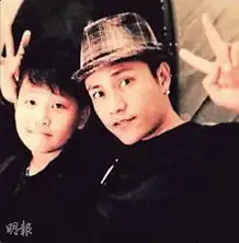 陈坤首次公开儿子正面照两人看似兄弟图
