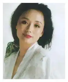 中国第一寡妇4岁失去双亲,21岁丈夫出轨,如今66岁仍单身
