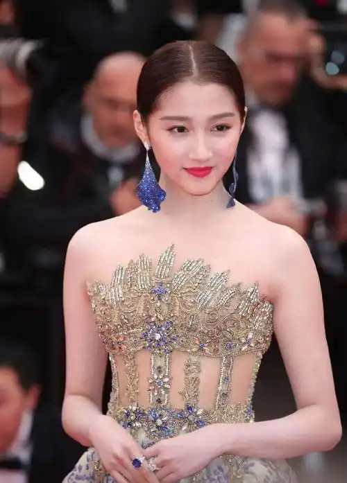 婀娜多姿风情万种的关晓彤
