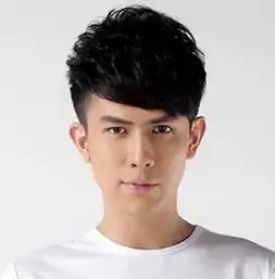 2017帅气男生斜刘海发型图片
