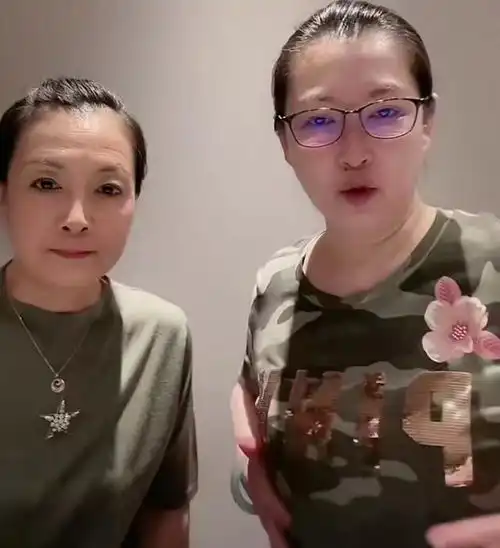 赵本山女儿罕晒家庭合照马丽娟和亲姐如复制粘贴,全家气质出众
