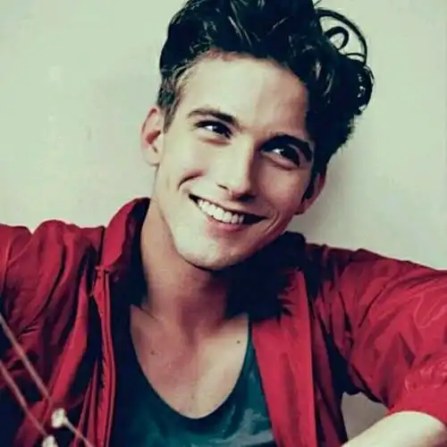 求解图片上的人是谁
