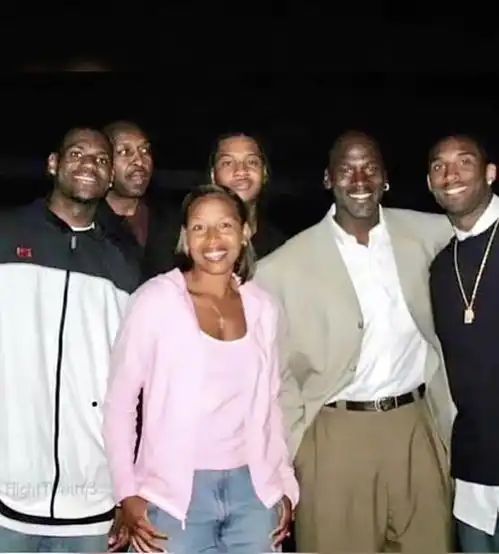 乔丹科比詹姆斯超罕见三人同框另外还有安东尼和一位女士
