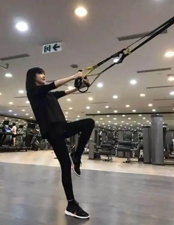 她23岁合作周星驰一炮而红,痴情20年终嫁花心男,如今51岁仍无孩子
