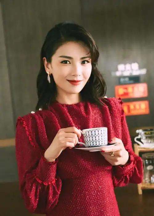 刘涛姚晨罕见同框,两人同穿黑色吊带裙,气质身材真不是一般好
