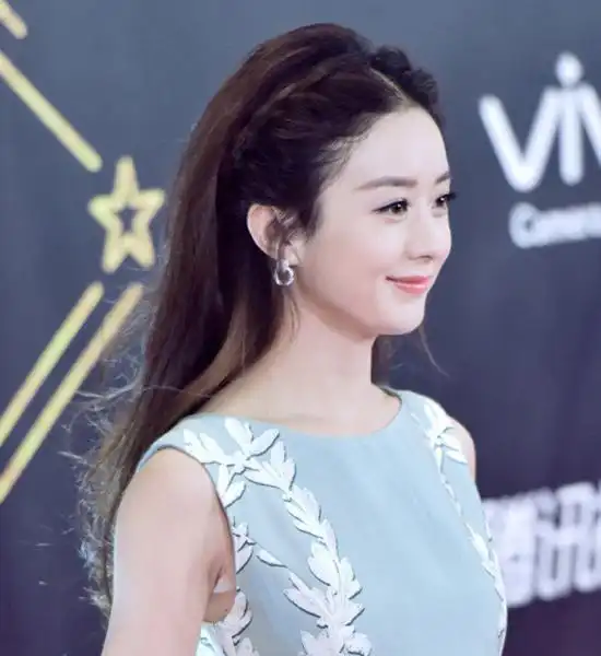 哪儿有什么冻龄机场生图抓拍的闫妮这不是50岁大妈是什么
