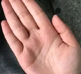 手相天机师烂桃花多,一生感情不稳定

