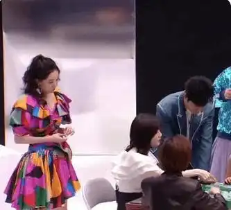 元宵晚会张小斐深v抢镜,baby不受离婚影响,热依扎满满少女感
