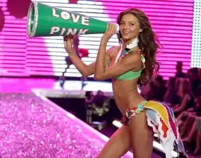 离婚带娃34岁又怎样她风情万种时髦得体照样俘获百亿美金小鲜肉
