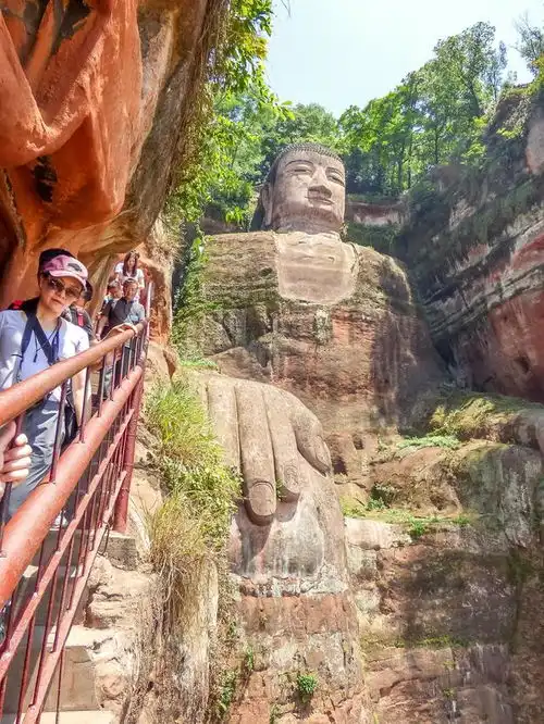 乐山旅游必打卡,世界上最大的摩崖石刻雕像,你见过吗
