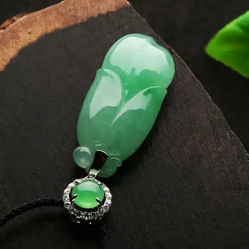 如何在千元左右挑选到高性价比的翡翠吊坠呢
