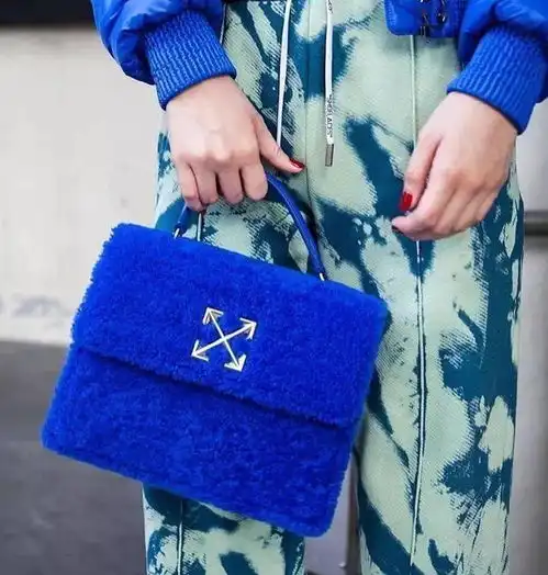 今年,奢侈品行业流行地才蓝颜色
