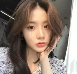 韩式微卷中长发这种慵懒感发型才是爱美女生的最爱
