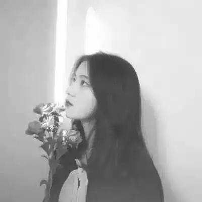 可爱女生黑白头像,搞怪的玩手机自拍的都有
