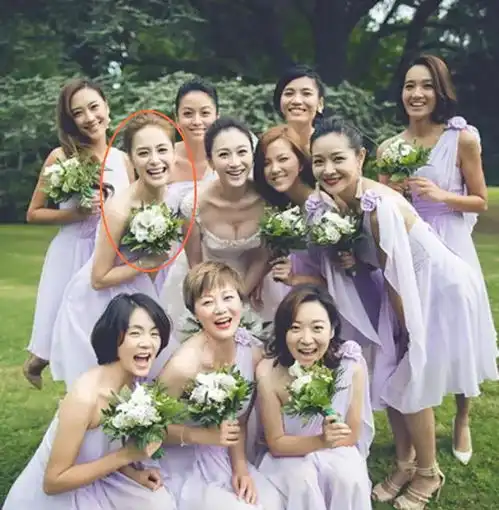 阿娇穿过四次伴娘服,一次比一次美,却被婚礼上白婚纱无情秒杀
