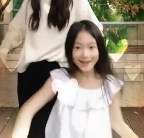 李小鹏8岁女儿近照曝光,荷叶边上衣显淑女,与妈妈合舞仙气十足
