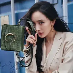 杨幂空气刘海上热搜了到底是怎么回事
